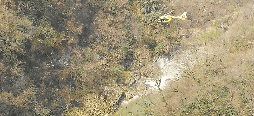 Corre per soccorrere il figlio e scivola anche lui in una una gola del torrente
