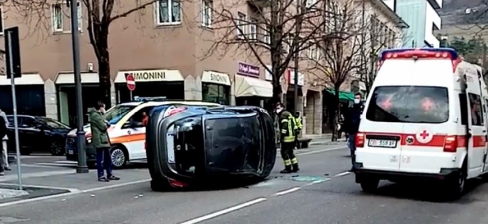 Schianto in corso Rosmini, un'auto si è cappottata