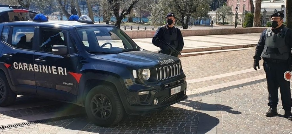 Rubano la borsa ad un'anziana e poi si nascondono in un condominio, fermati due ragazzi di 18 e 27 anni