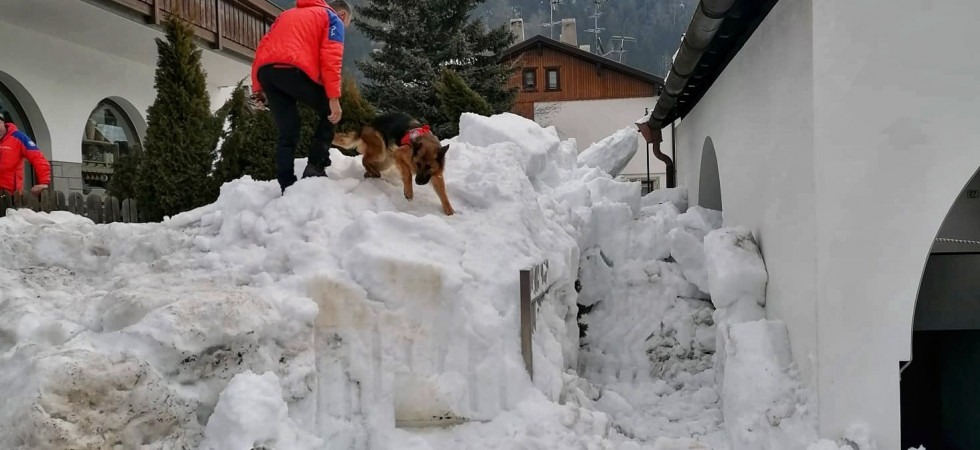 Diversi metri cubi di neve scivolano dal tetto e piombano in strada, decine di soccorritori in intervento