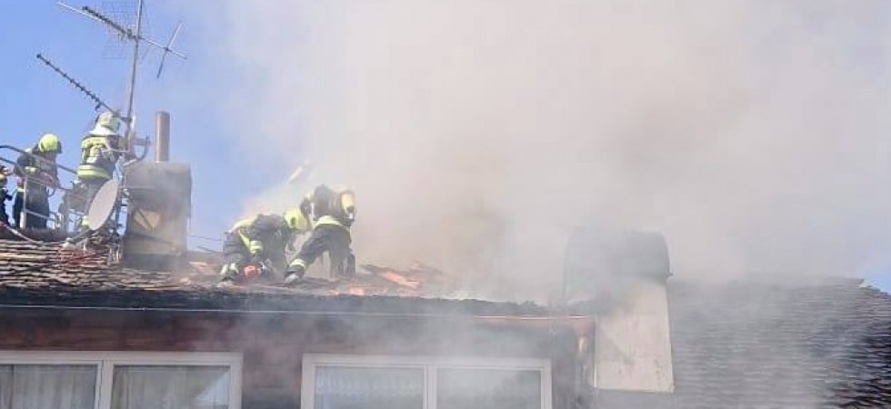 Fiamme in un camino e l'incendio arriva nel sottotetto
