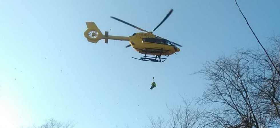 Tragedia in montagna, scivola sulla neve e precipita dal sentiero