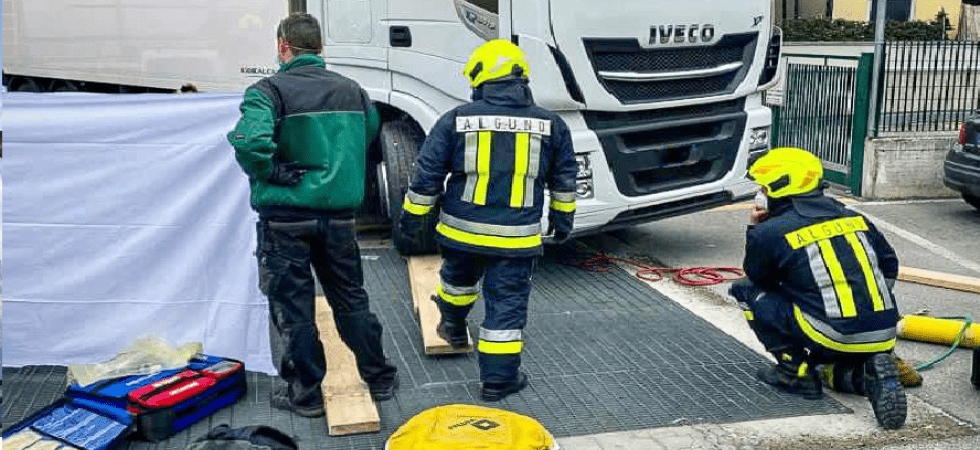 Paura nel parcheggio di un supermercato, ciclista investito da un mezzo pesante in manovra: è grave