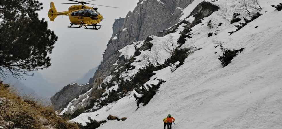 Tragedia in montagna, escursionista 55enne scivola sulla neve e precipita morendo sul colpo