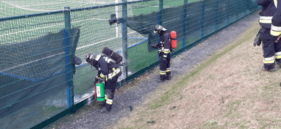 Due ragazzi incendiano le reti del campo sportivo, intervengono altri giovani che le strappano e i pompieri spengono le