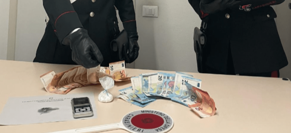 Trovato mentre passeggia fuori dal proprio Comune, teneva nel marsupio oltre 20 grammi di cocaina e un bilancino