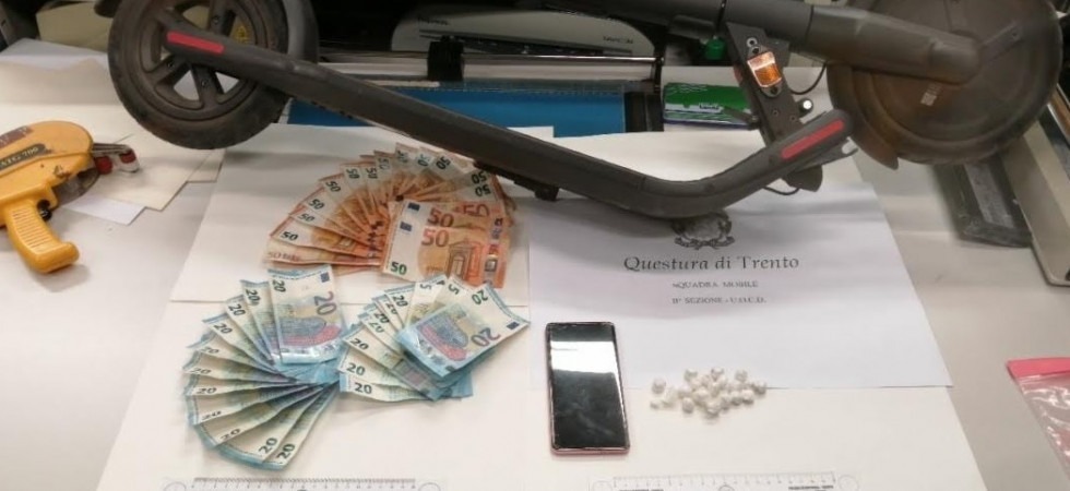 Trento, con il monopattino girava la città per spacciare, arrestato un 24enne