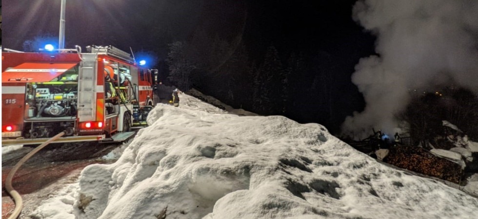 Incendio in un fienile, difficile intervento dei vigili del fuoco a causa della neve