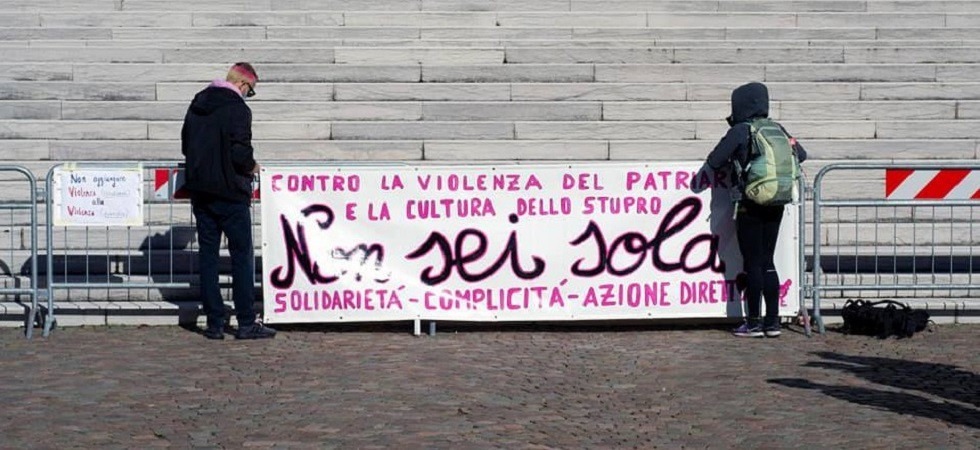 Da anni attende che l’ex venga processato, una raccolta fondi per sostenerla assieme alle altre donne vittime di violenza