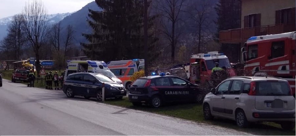 Si schiantano contro due auto, tre feriti trasportati in ospedale