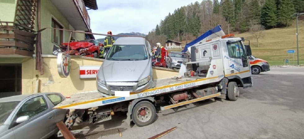 Escono di strada in auto e centrano due vetture parcheggiate
