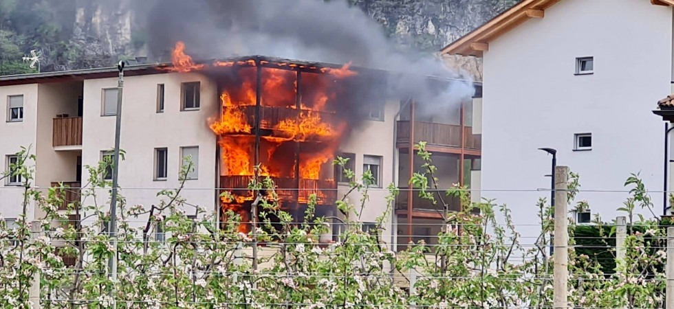 Grosso incendio a Salorno, intervengono un centinaio di pompieri