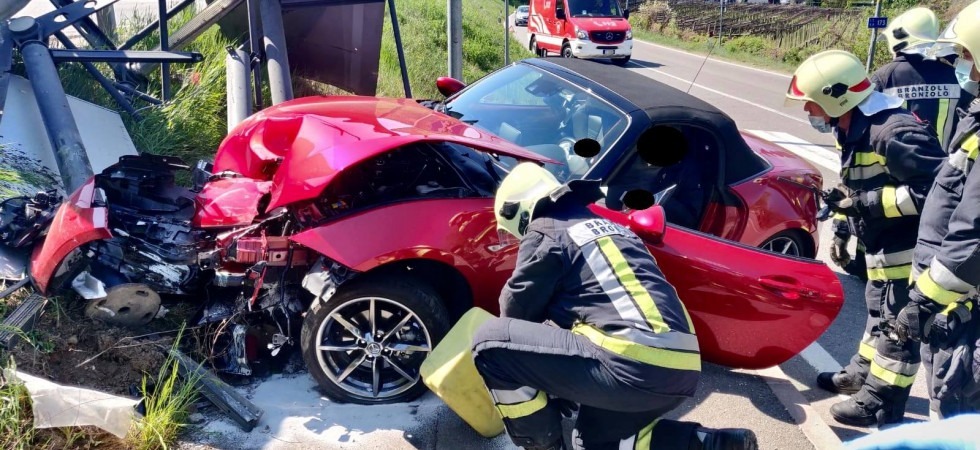 Tragedia sfiorata, un'auto piomba contro la fermata dell'autobus