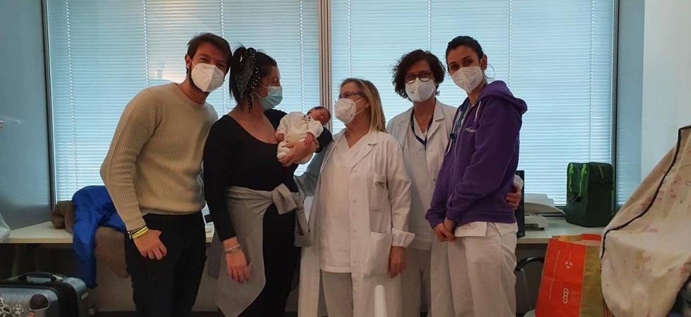 Incinta finisce in terapia intensiva per il Covid, Penelope nasce prematura per salvare mamma Camilla