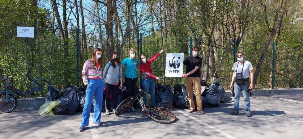 Oasi per piante e uccelli il Bosco ripariale di Bressanone ripulito dai rifiuti: raccolti oltre 40 sacchi di immondizia
