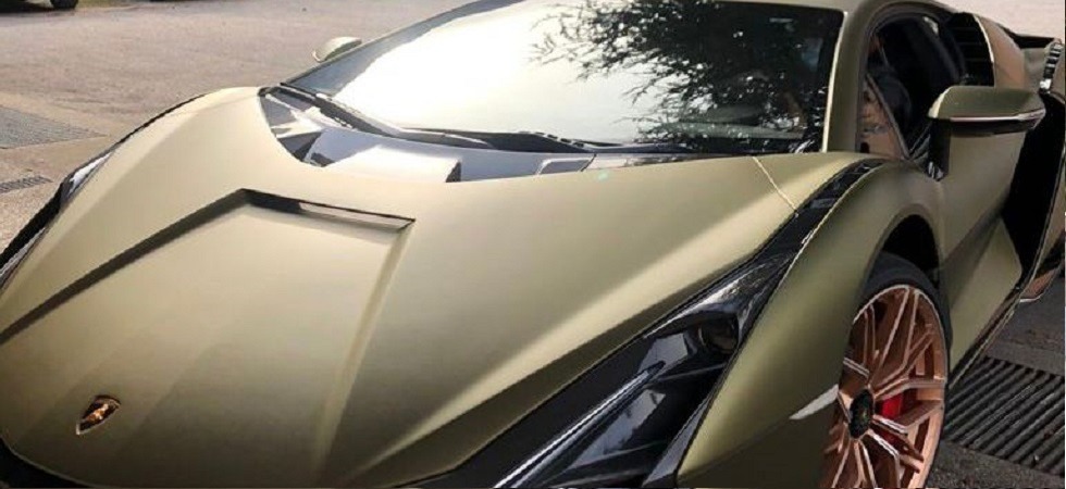(Foto di Alessandro Chistè - hotel Virgilio) La supercar ibrida della Lamborghini (dal costo milionario) sulle strade dell'Alto Garda: Per poco non mi veniva addosso''