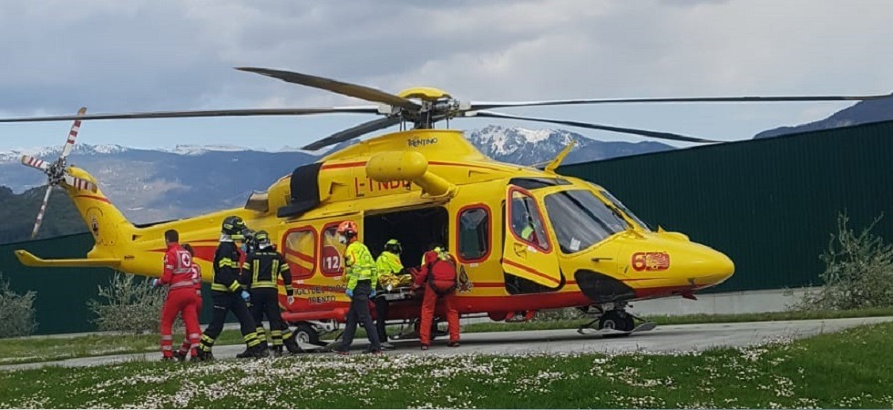 La pedana cede con sopra il muletto in manovra, grave incidente sul lavoro per un operaio