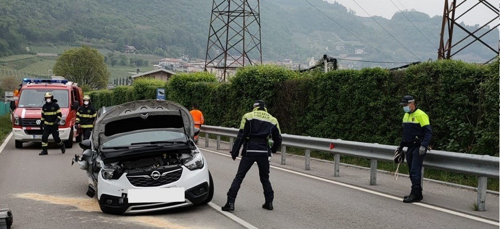 Sbatte con l'auto contro il guard-rail e finisce sulla corsia opposta, paura sulla Destra Adige