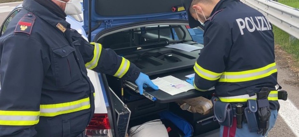 In giro dopo il coprifuoco e senza mascherina: un gruppo di 20 persone sanzionato dalla polizia nel centro di Verona