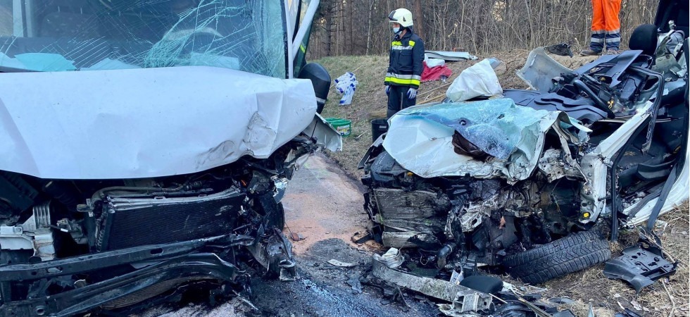 Schianto frontale tra un'auto e un furgone