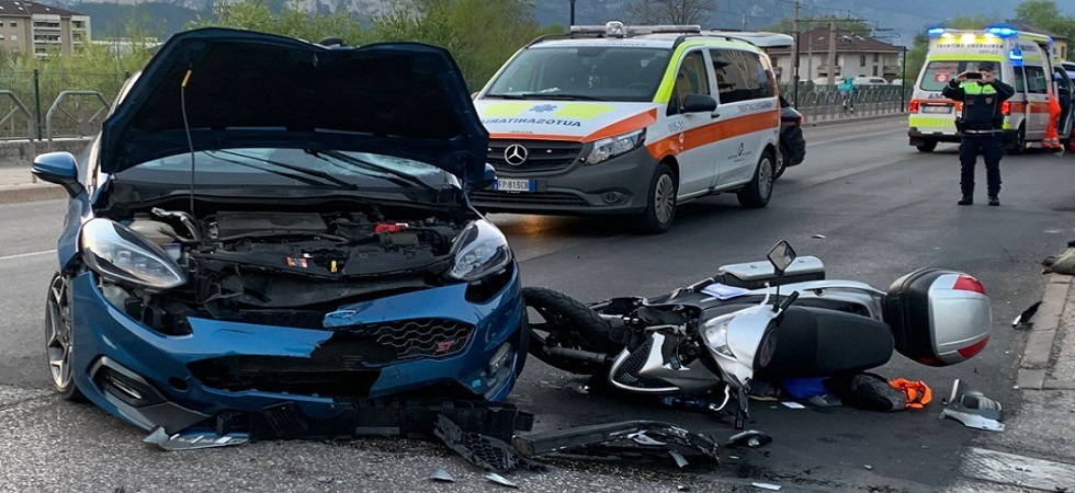 Violento scontro auto-scooter a Trento