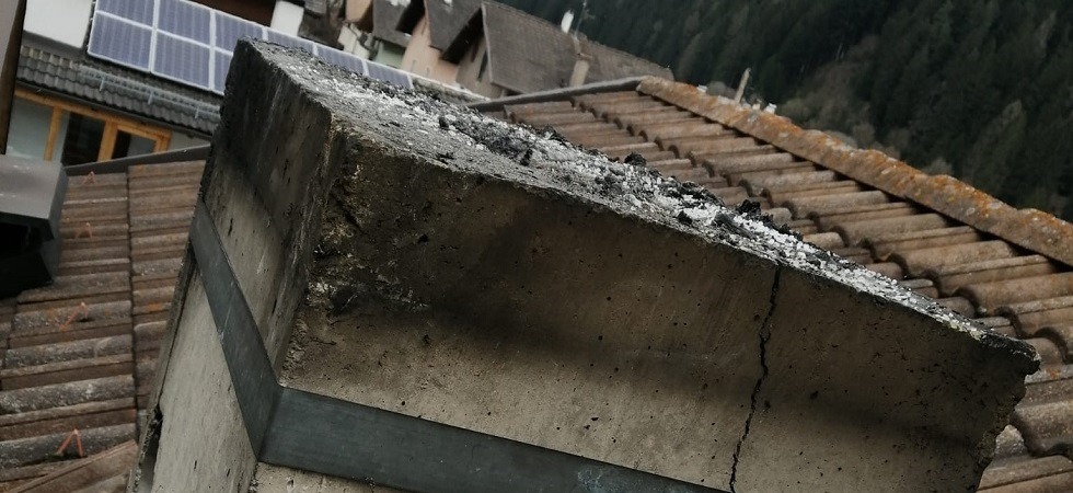 Una nube di fumo e il rogo, i vigili del fuoco in azione per spegnere un camino avvolto dalle fiamme