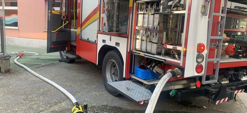 Incendio in un garage a Trento, i vigili del fuoco accorrono per evitare che le fiamme coinvolgano la palazzina