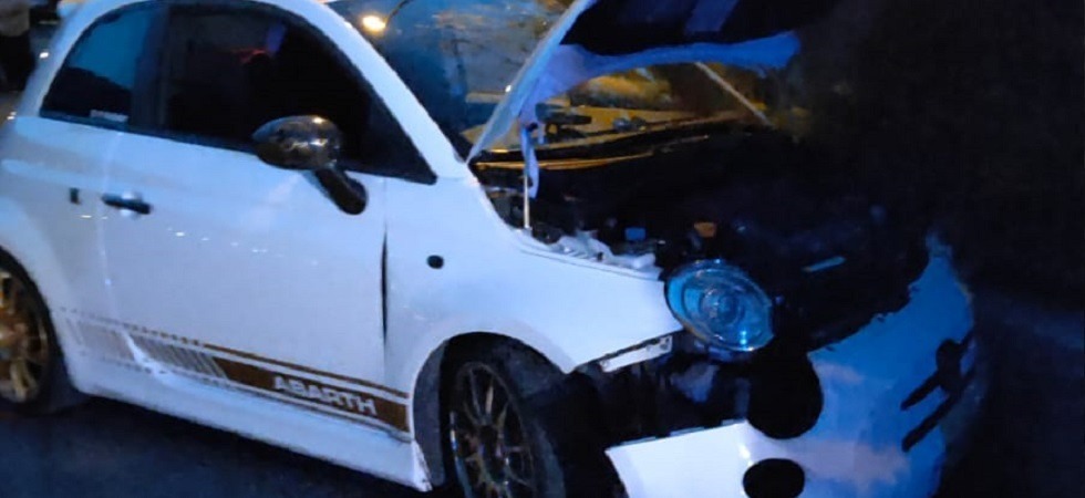 Perde il controllo dell'auto che si schianta contro muretto e recinzione di una casa