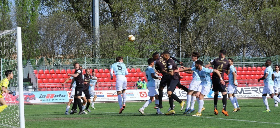 Il colpo di testa vincente di Vinetot che regala i tre punti all'Fc Südtirol (FotoSport Bordoni - Ufficio Stampa)