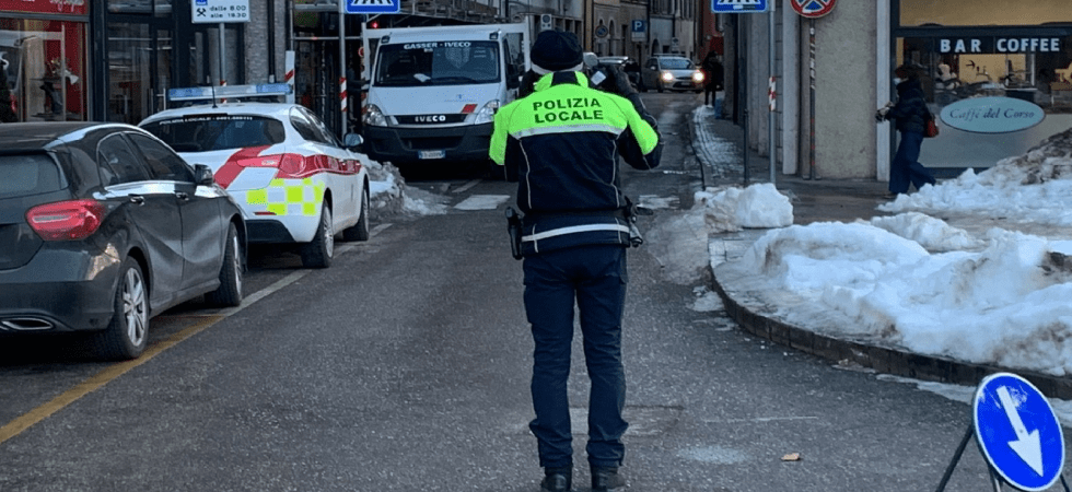 Trento, due agenti fissi nelle vie "problematiche" del centro: "Contro episodi di furto, aggressione e danneggiamento"