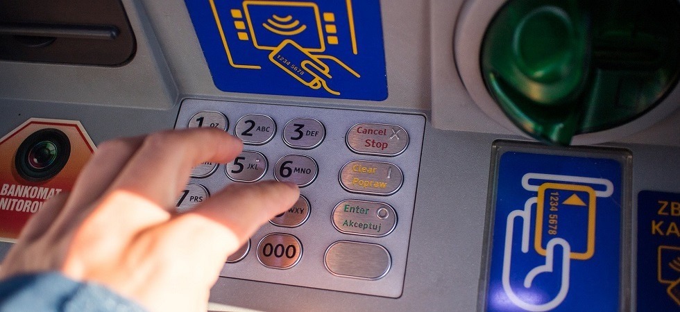 Sgominata la banda che prendeva di mira gli anziani durante i prelievi al bancomat: 14 colpi fra Verona e Roma
