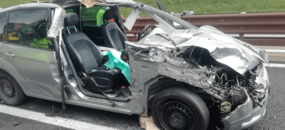 Violento incidente in Autostrada, l'auto tampona un autoarticolato e i vigili del fuoco intervengono con le pinze idrauliche