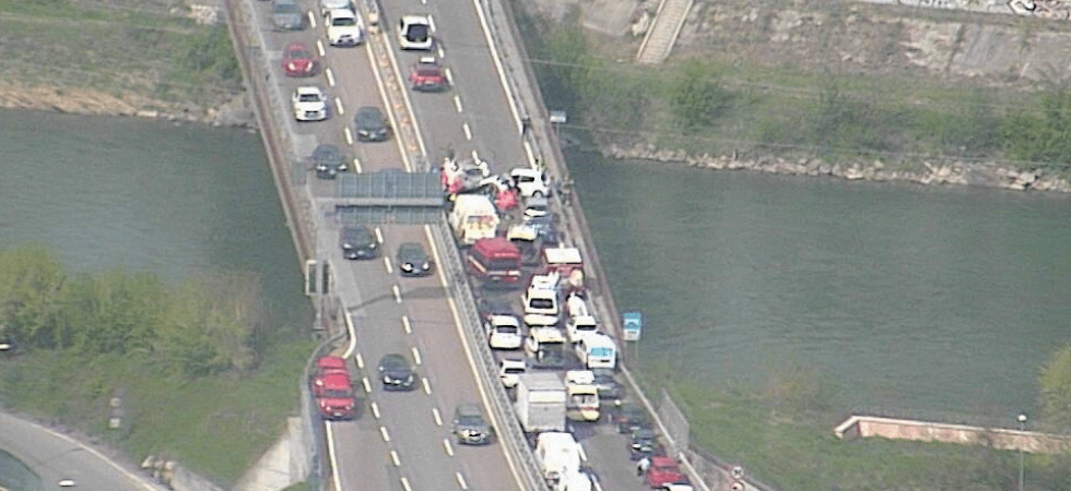 Grave incidente sulla tangenziale, coinvolti più veicoli e ci sono vari feriti: traffico bloccato