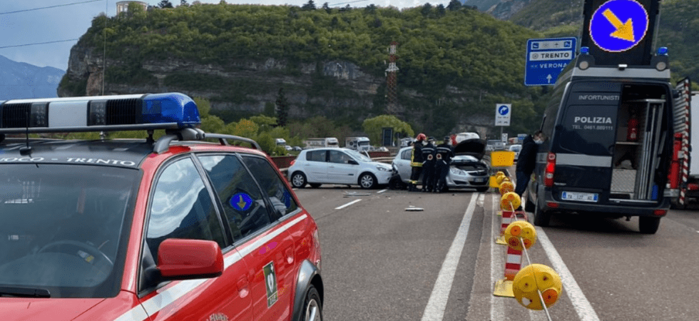 Incidente sulla tangenziale, tra i coinvolti anche un bimbo di 5 anni e una bambina di 4