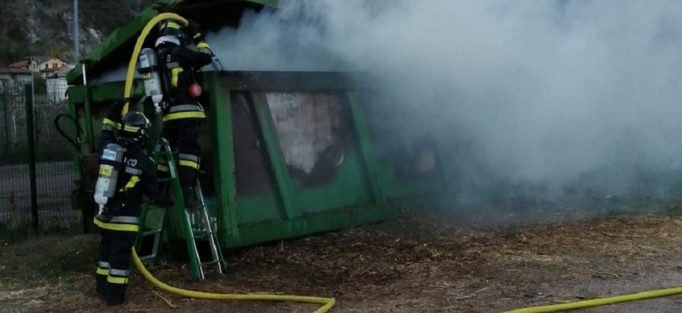 Brucia un container pieno di sterpaglie
