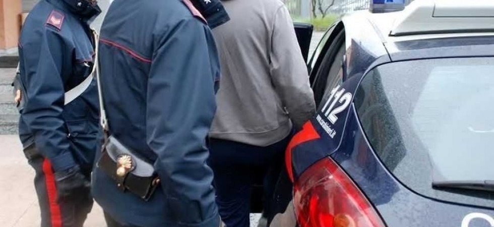 Furto in centro storico, ruba un profumo e scoperto dalla commessa la colpisce con un pugno sulla spalla e scappa