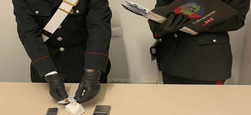 Durante un sopralluogo per vedere se stava rispettando i domiciliari, gli trovano addosso della cocaina