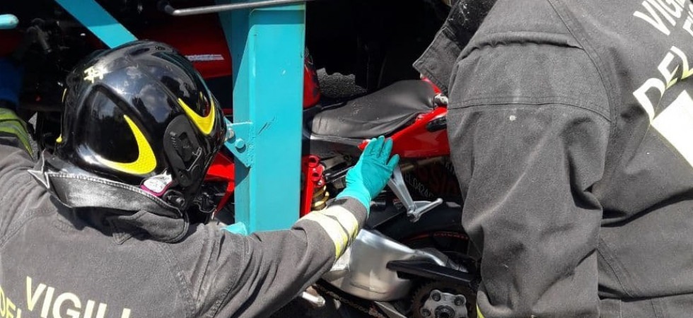 Si schianta con la moto contro un camion e si incastra tra le assi della motrice, 62enne perde la vita