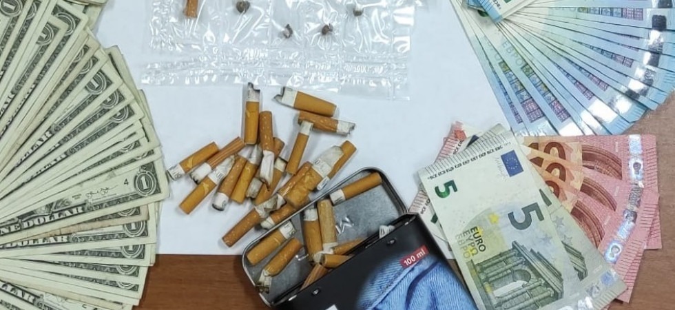 Nasconde l'eroina nei mozziconi di sigaretta, fermato uno spacciatore in piazza Centa