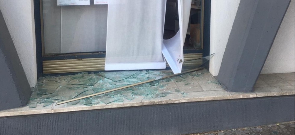 Trento, vetrina in frantumi e rubati monopattino e pc