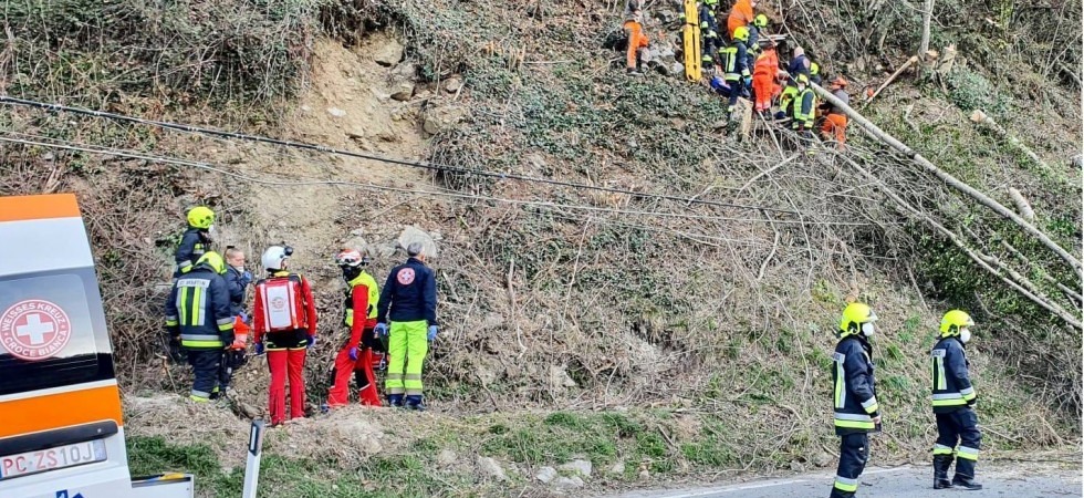 Dramma sul lavoro, un operaio è stato travolto da un tronco ed è rimasto intrappolato