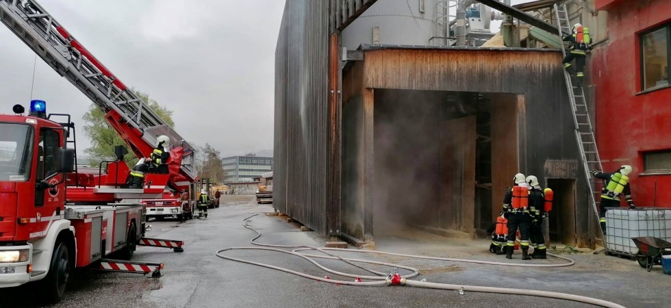 Fiamme nel silos di un'azienda, massiccio intervento dei vigili del fuoco