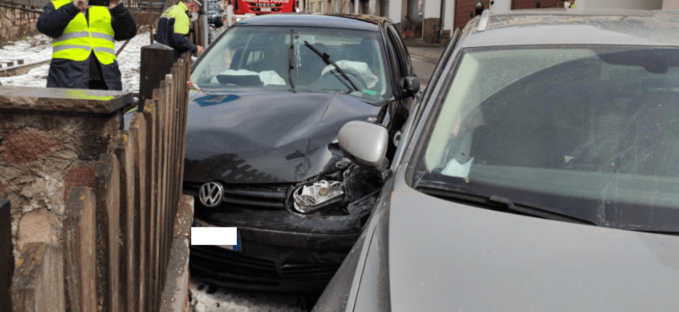 Incidente tra due auto in Val di Fiemme, che finiscono contro il muretto a bordo strada
