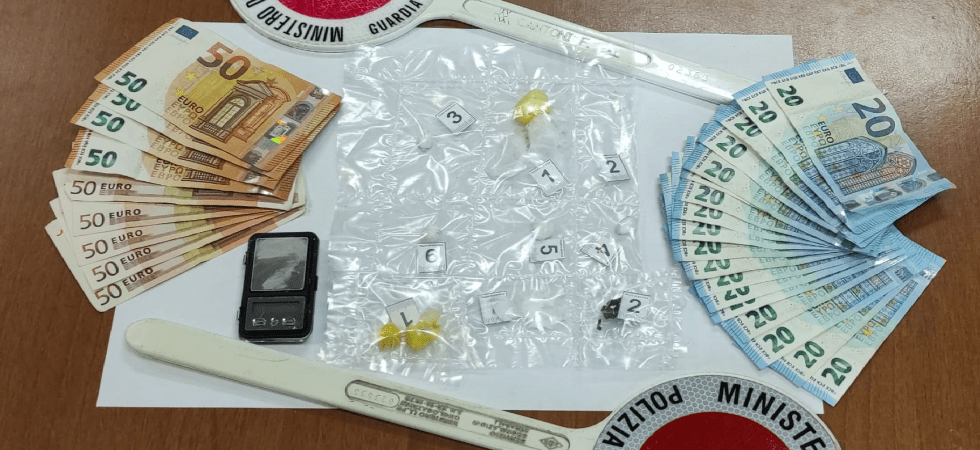 Blitz della polizia in tre appartamenti a Trento nord: sequestrate dosi di cocaina ed espulsi quattro stranieri irregolari