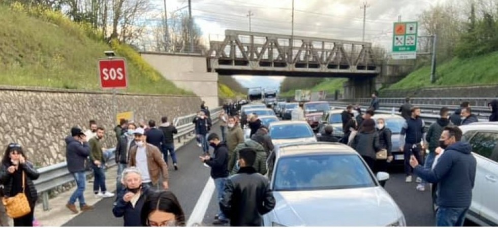 Coronavirus, proteste e autostrada bloccata: Vogliamo riaprire, non ne possiamo più