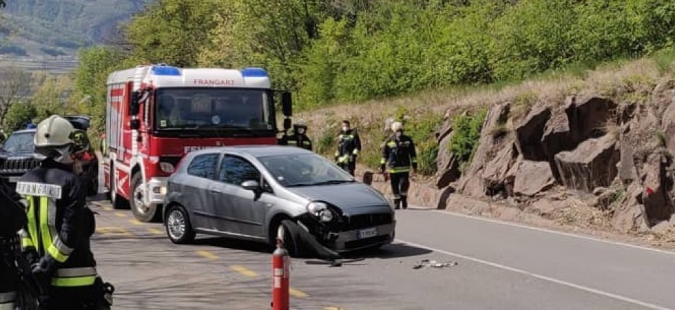 Perde il controllo dell'auto, si schianta contro la roccia e viene rimbalzato in mezzo alla strada