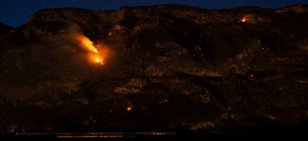 Foto Alessandro Gottardi Tantissimi focolai sulla Paganella, tronchi e pezzi di legno incandescenti rotolano a valle
