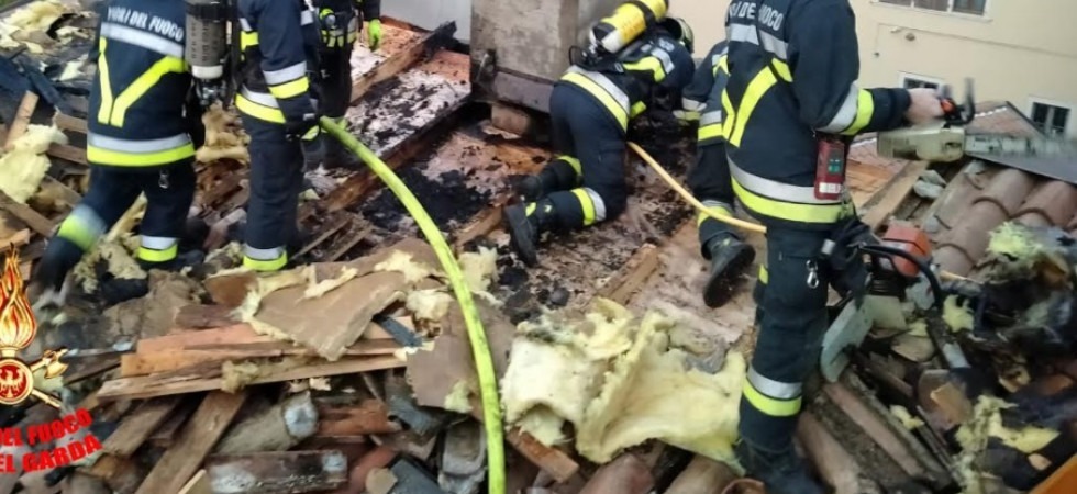 Fiamme sul tetto di un'abitazione, i vigili del fuoco riescono a salvare le case vicine