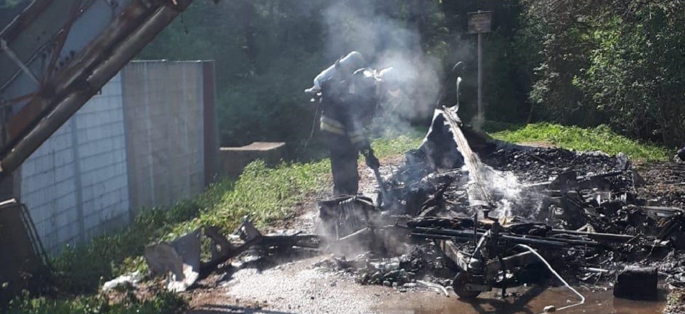 Una roulotte carbonizzata dalle fiamme, una bombola del gas rischia di esplodere