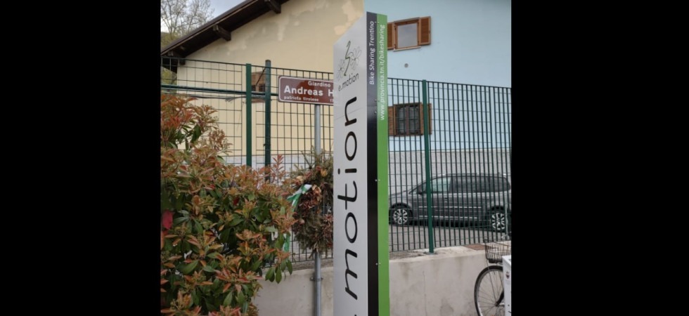 L'insegna Bike Sharing'' copre la targa di Andrea Hofer